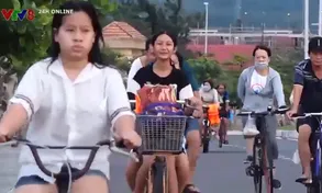Đạp xe trong phố