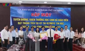 Khen thưởng giáo viên, học sinh đạt kết quả trong kỳ thi Olympic Tin học Châu Á - Thái Bình Dương