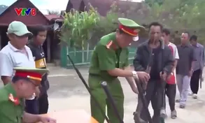 Đồng bào vùng cao Quảng Nam tự nguyện giao nộp vũ khí, vật liệu nổ