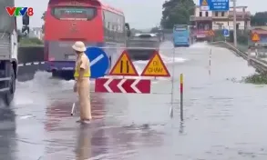 Quốc lộ 1A ngập sâu do mưa lũ