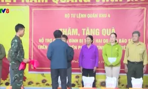 Bộ Tư lệnh Quân khu 4 thăm và tặng quà các gia đình bị ảnh hưởng bởi bão số 6