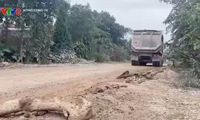 Xe tải trọng lớn cày nát đường dân sinh