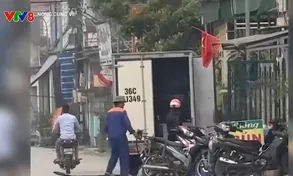 Doanh nghiệp dùng xe tải chở xăng dầu đi bán 