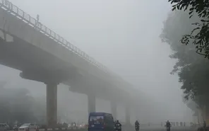 Hà Nội "chìm" trong ô nhiễm không khí: Cần kiểm soát nguồn thải, giảm phát thải từ "gốc"