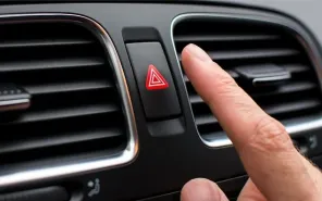 Hai cách dùng đèn hazard thể hiện văn hóa giao thông văn minh