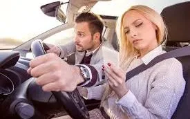 Nói chuyện khi lái xe – thói quen quen thuộc nhưng tiềm ẩn rủi ro lớn