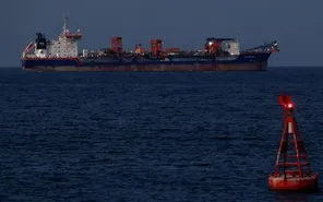 Iran khẳng định eo biển Hormuz vẫn mở, thị trường dầu mỏ kỳ vọng hạ nhiệt