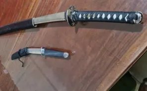 Cảnh sát cơ động Gia Lai khống chế 2 thanh niên mang dao, kiếm đi giải quyết mâu thuẫn