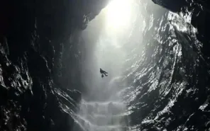 Phát hiện hang động mới dạng hố sụt với thác nước cao hàng trăm mét tại Phong Nha - Kẻ Bàng