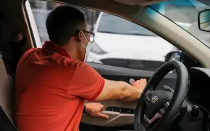 Vì sao cửa ôtô không mở được từ bên trong? Những nguyên nhân tài xế cần biết