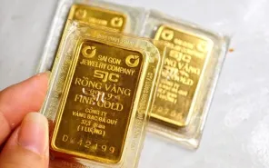 Giá vàng "bốc hơi" hơn 30 triệu đồng/lượng từ đỉnh, người mua lỗ nặng
