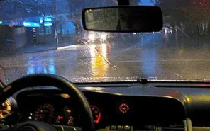 7 mẹo giúp lái ô tô an toàn hơn trong ngày mưa