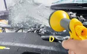 Xịt nước vào động cơ ô tô để hạ nhiệt: Điều cấm kỵ nhiều tài xế vẫn mắc phải