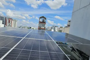 Sống ở chung cư có được lắp điện mặt trời mái nhà để giảm tiền điện?
