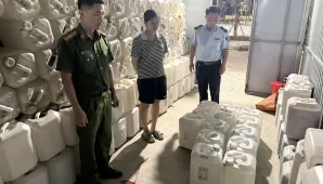 Phát hiện, xử lý cơ sở kinh doanh 400 lít rượu không rõ nguồn gốc