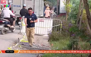 Sạt lở đường bờ Tây sông Nhuệ gây mất an toàn 