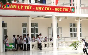 Cùng em đến trường: Gieo chữ nơi đầu sóng