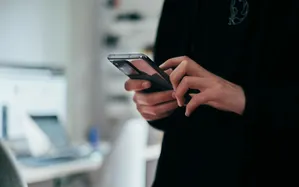 Pháp đề xuất cấm bán điện thoại thông minh cho trẻ em dưới 15 tuổi