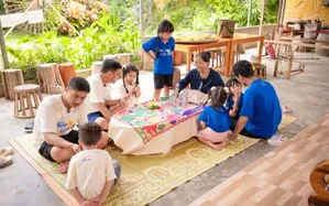 Bố ơi mình đi đâu thế: Các con trải nghiệm nuôi tằm, nhuộm khăn tặng bố