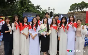Thầy cô và các 'Amser' sẵn sàng tiếp sức Bảo Khánh tại Chung kết Olympia 2025