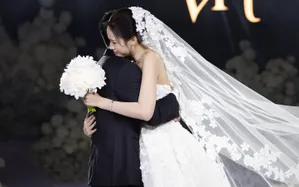 Đỗ Thị Hà nhiều lần rơi nước mắt trong đám cưới, Hoàng Thùy bắt được hoa cưới