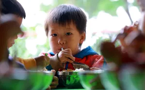 Nguy cơ sạt lở đe dọa điểm trường: 28 trẻ phải học tạm tại nhà dân