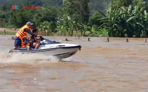 Lâm Đồng: Công an và đội cứu hộ dùng Jetski cứu 6 hộ dân kẹt giữa dòng nước siết
