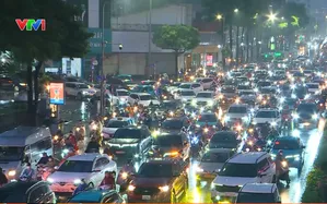 Hà Nội ùn tắc giao thông trong mưa