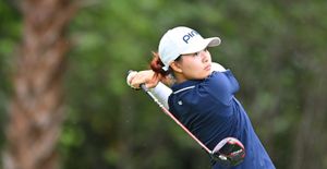 Ngắm bóng hồng xinh đẹp Chúc An trên sân golf