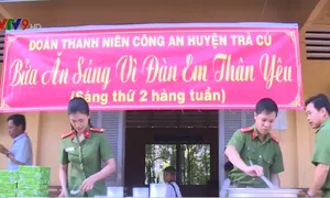 Trà Vinh: Công an huyện Trà Cú tổ chức bữa sáng cho học trò nghèo