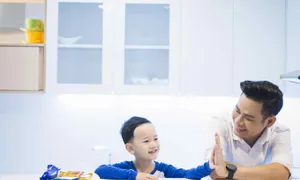 Vào bếp cùng bố con Chíp sún