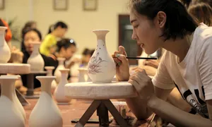 VTV Cup Tôn Hoa Sen 2017: Người đẹp bóng chuyền khoe sắc tại làng gốm Chu Đậu