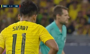 SAFAWI NHẬN GIẢI THƯỞNG CẦU THỦ XUẤT SẮC NHẤT TRẬN CHUNG KẾT LƯỢT ĐI