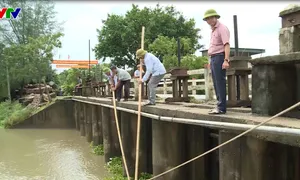 Bão số 3 gây mưa lớn, nông dân Hà Tĩnh tập trung tiêu úng đồng ruộng