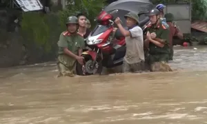 Mưa lũ gây chia cắt vùng cao Nghệ An, 6 người chết và mất tích