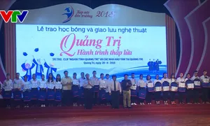 Quảng Trị trao học bổng tiếp sức đến trường