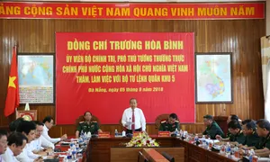 Phó Thủ tướng Trương Hoà Bình thăm và làm việc với Bộ Tư lệnh Quân khu 5