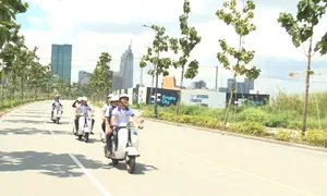 Khám phá TP.HCM trên chiếc xe Vespa cổ