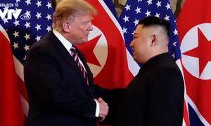 "Tổng thống Mỹ Donald Trump và Chủ tịch Triều Tiên Kim Jong-un bắt tay như đã quen nhau từ lâu"