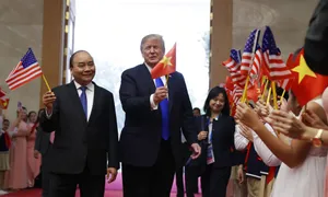 VIDEO Tổng thống Mỹ Donald Trump thân thiện chào hỏi và vẫy cờ Việt Nam cùng các em thiếu nhi