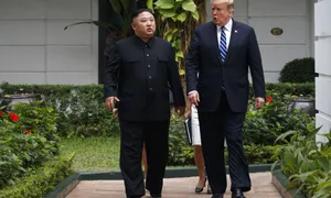 VIDEO Tổng thống Donald Trump và Chủ tịch Kim Jong-un cùng tản bộ trong vườn khách sạn