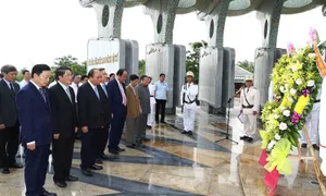 Thủ tướng dâng hương và thăm các gia đình liệt sĩ tại Quảng Nam
