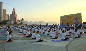 Hơn 500 người tham gia luyện tập, biểu diễn yoga ở Nha Trang