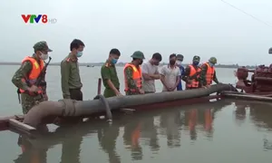 Hà Tĩnh bắt tàu khai thác cát trái phép