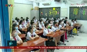 Ngày đầu học sinh tiểu học trở lại trường