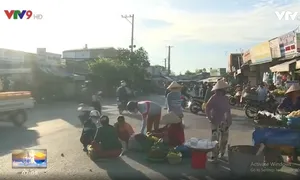 Họp chợ giữa đường gây mất an toàn giao thông ở Hậu Giang