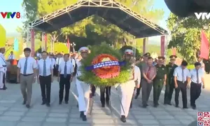 Miền Trung tổ chức lễ viếng, đặt vòng hoa tại nhiều nghĩa trang liệt sĩ