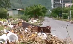 Nha Trang: Vỉa vè nát bươm trở thành bãi tập kết rác
