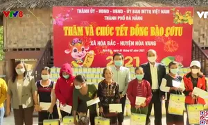 Tặng quà Tết cho đồng bào dân tộc thiểu số