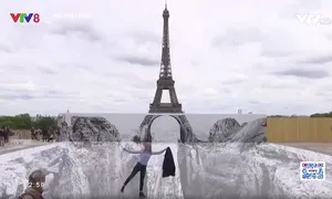 Tháp Eiffel trên vách đá